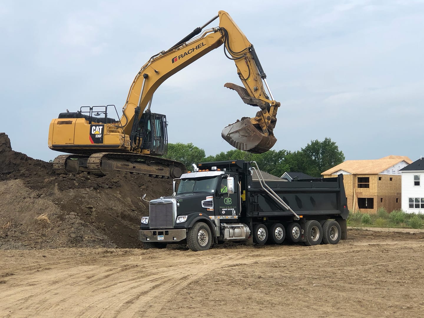 excavating machine and dump truck